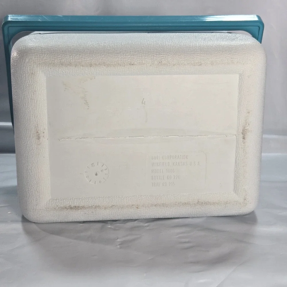 Vintage Rubbermaid Cooler Teal White with Refreeze Ice Pack Bottle lunchbox